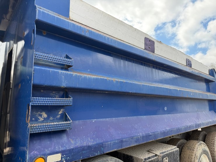 #1049-•-2005-mack-granite-tri-axle-dump-image-14