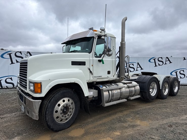 2014-massey-ferguson-8-image-1