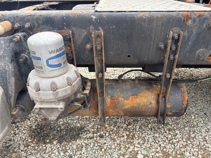 2018-freightliner-122sd-image-39