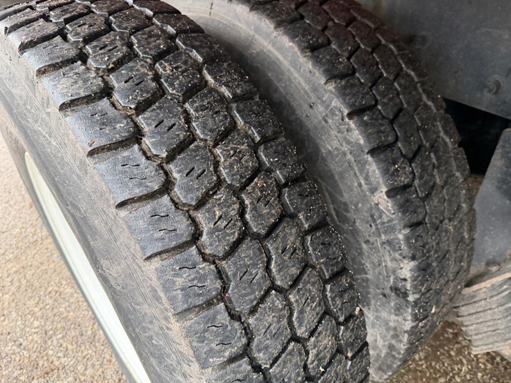 #1360-•-2019-peterbilt-pb520-side-load-garbage-truck-image-80