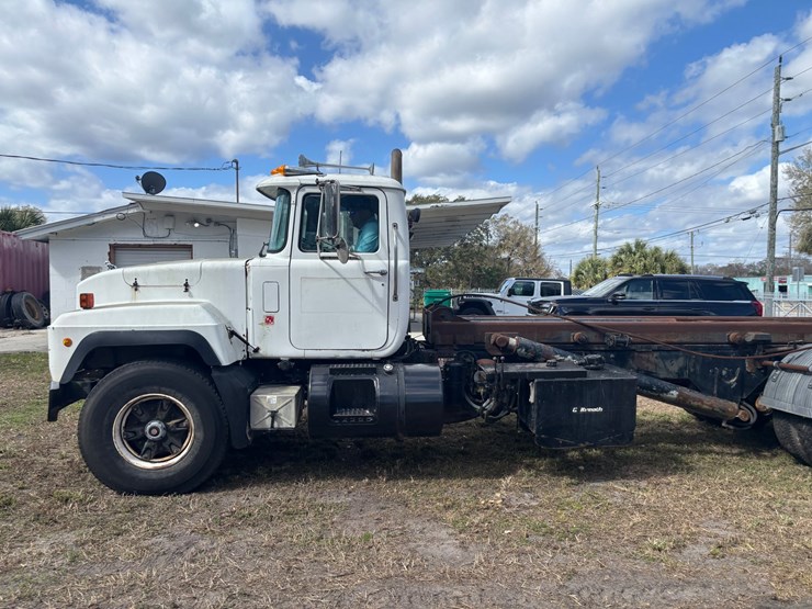 1999-mack-rd600-image-1