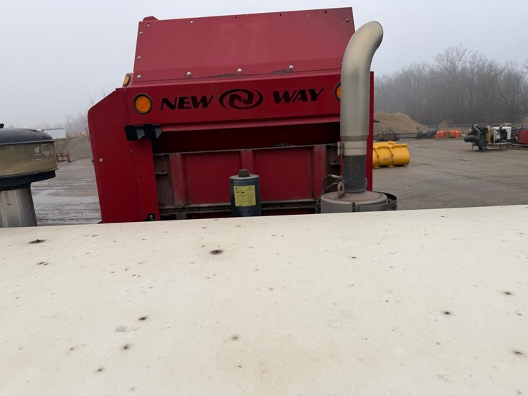 #1360-•-2019-peterbilt-pb520-side-load-garbage-truck-image-33