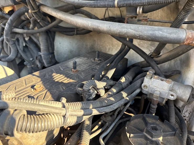 1998-freightliner-fl70-image-16