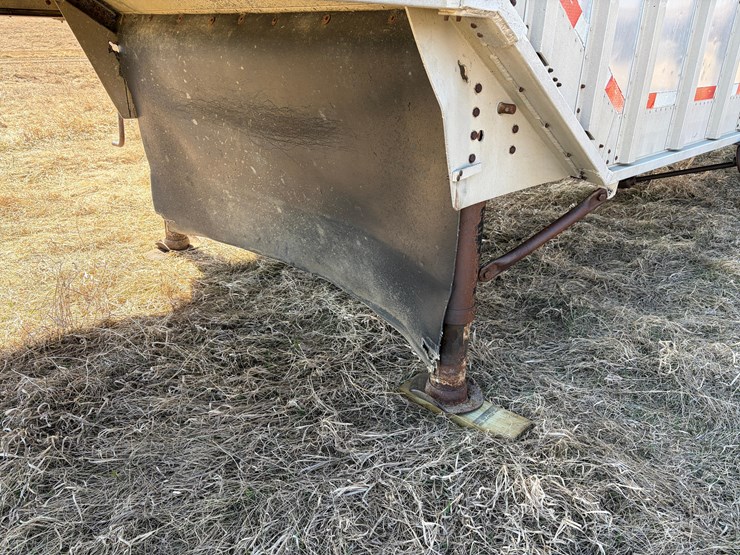 1980-cornhusker-800c-hopper-trailer-image-13