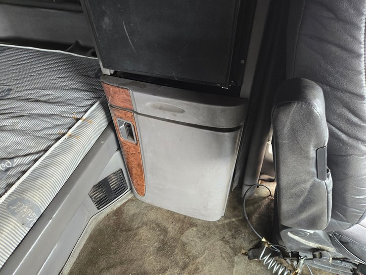 2007-peterbilt-387-image-93