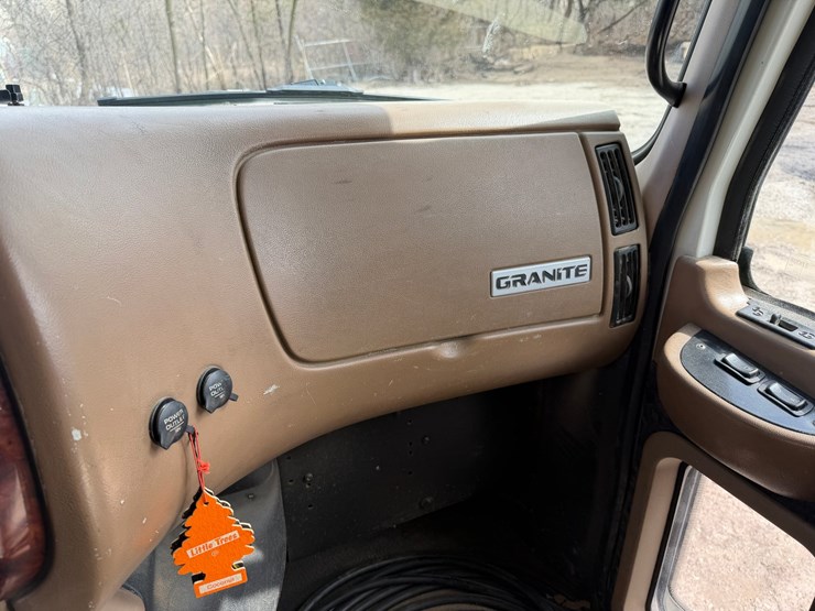 #1049-•-2005-mack-granite-tri-axle-dump-image-50