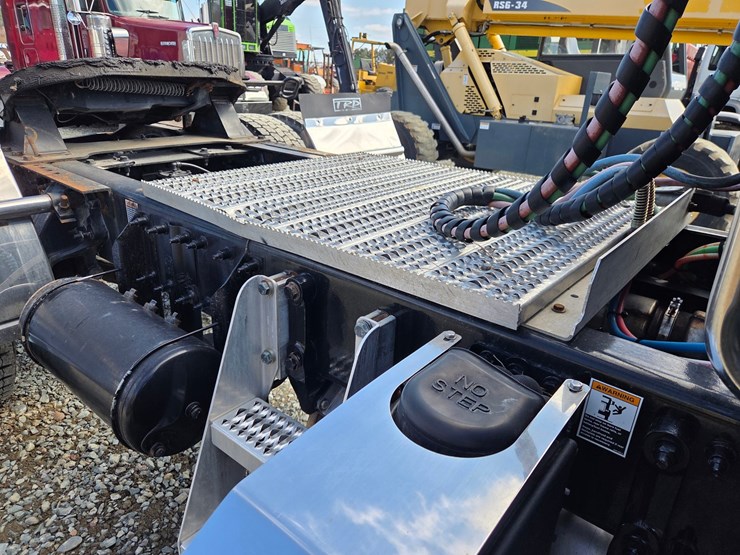 2013-peterbilt-337-image-22