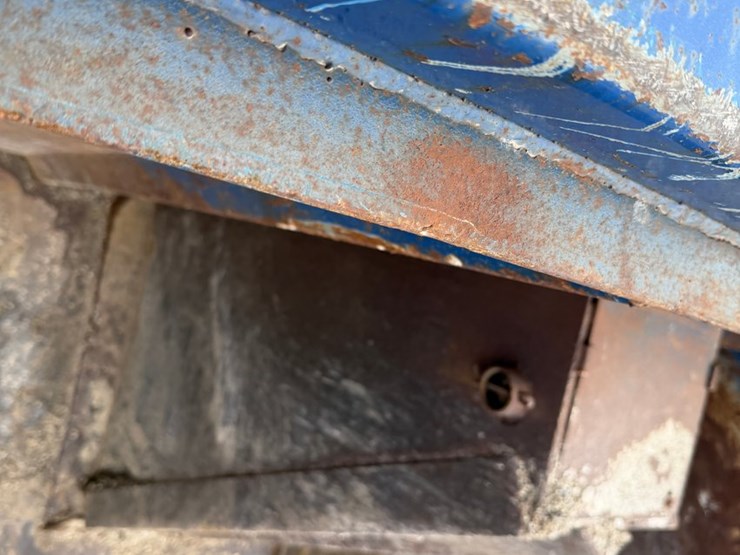 #1049-•-2005-mack-granite-tri-axle-dump-image-30