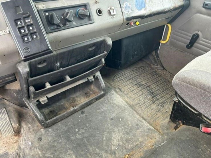 2004-freightliner-fl80-image-21