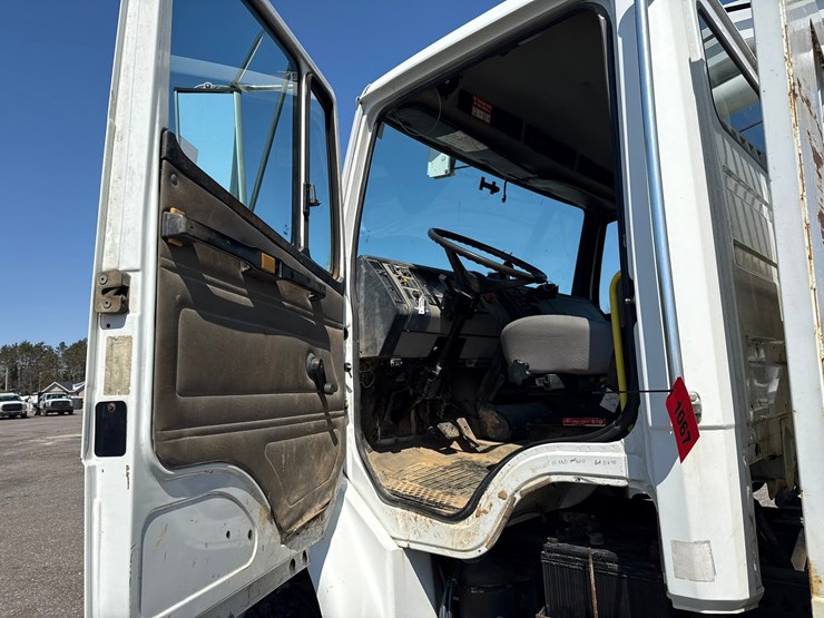 2002-freightliner-fl80-image-49