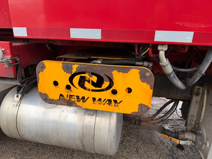 #1360-•-2019-peterbilt-pb520-side-load-garbage-truck-image-36