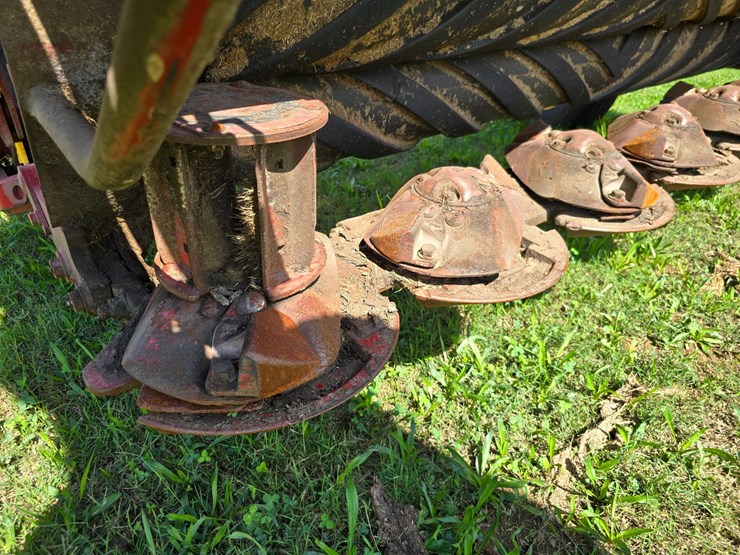 2022-new-holland-210-image-42