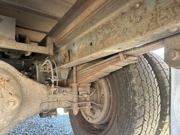 2005-isuzu-nqr-image-22