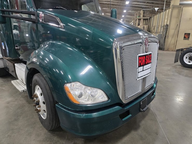 2017-kenworth-t680-image-10