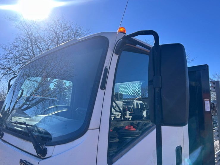 2012-isuzu-npr-image-10