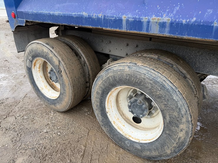 #1049-•-2005-mack-granite-tri-axle-dump-image-21