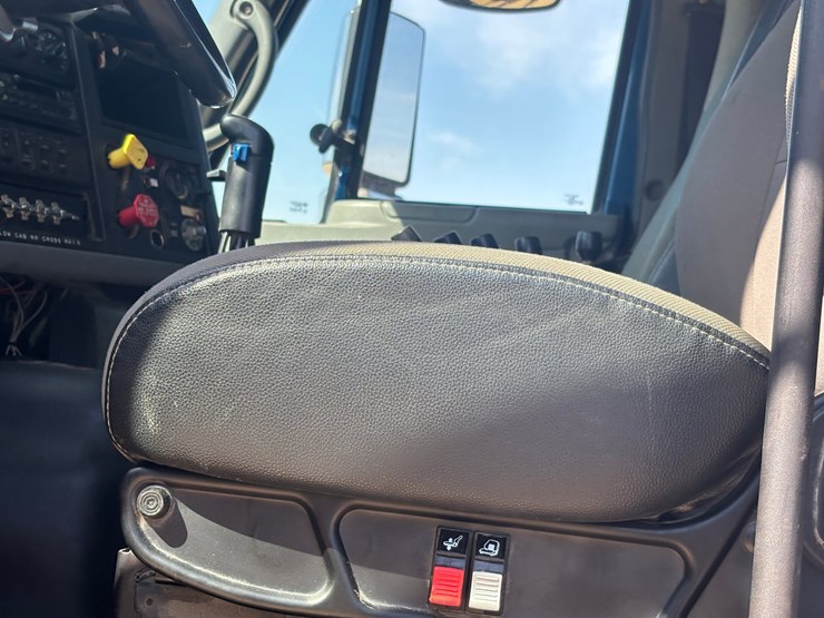 2006-international-7600-image-35