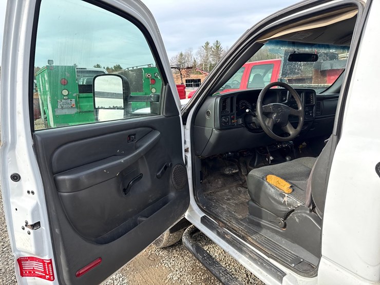 2005-chevrolet-3500-image-28