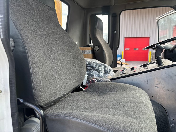 2005-gmc-t7500-image-17