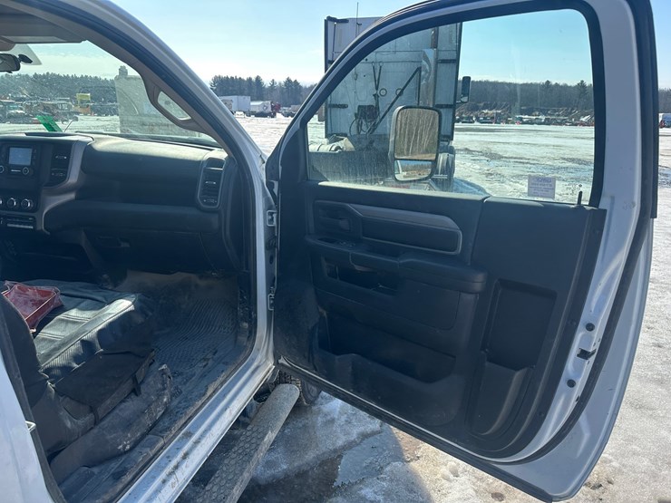 2020-dodge-3500-image-30