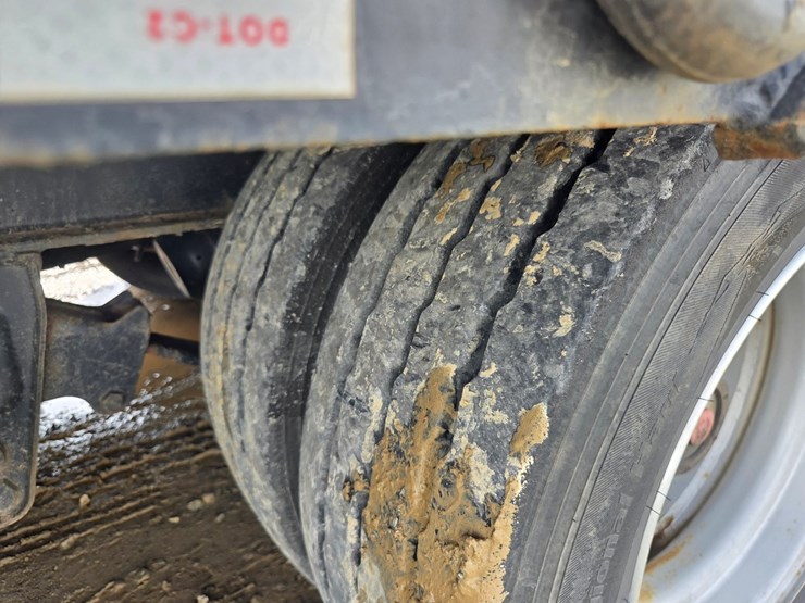 2013-massey-ferguson-8-image-40