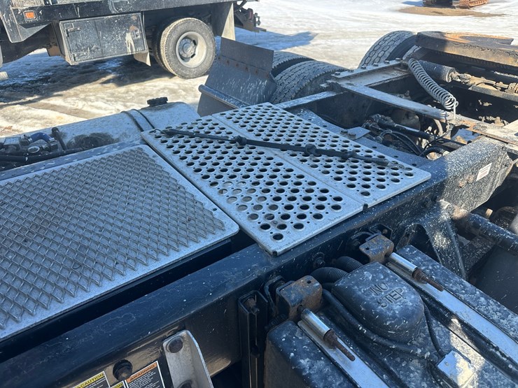 2017-kenworth-t680-image-24