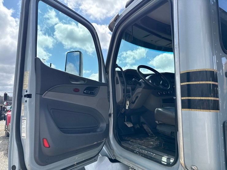 2016-massey-ferguson-8-image-68