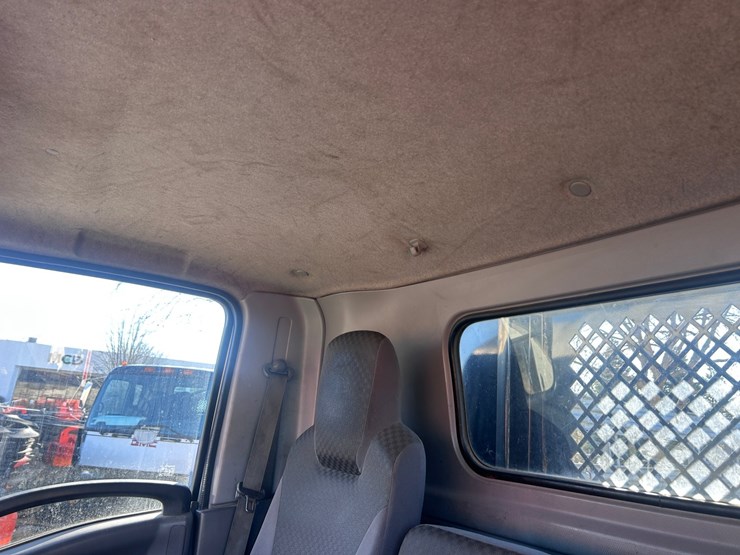 2013-isuzu-npr-image-48