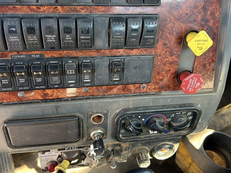 #1114-•-2005-western-star-tri-axle-heavy-haul-truck-tractor-image-62