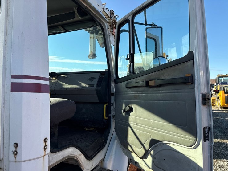 1998-freightliner-fl70-image-55