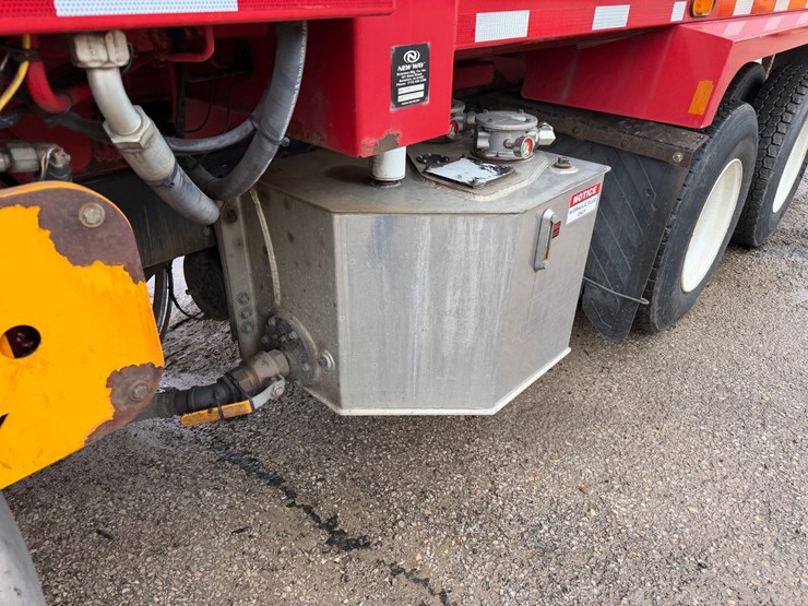 #1360-•-2019-peterbilt-pb520-side-load-garbage-truck-image-13