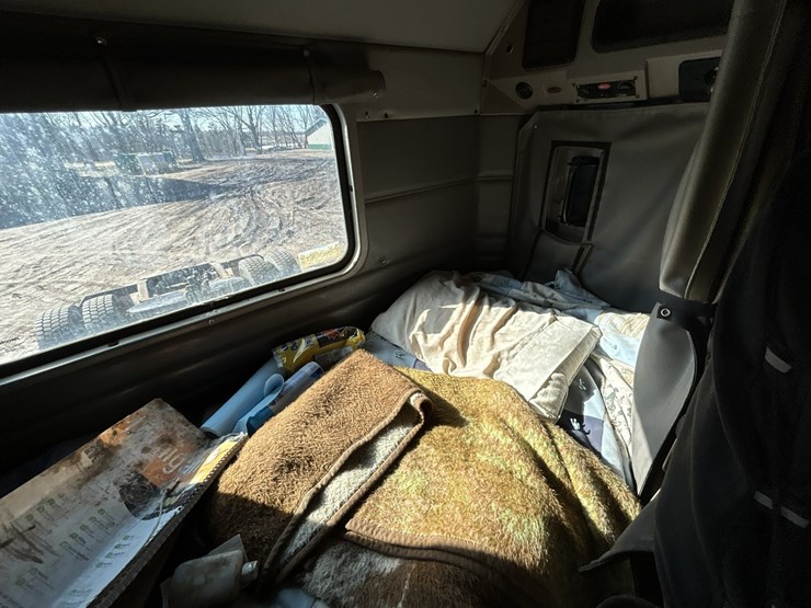 2005-peterbilt-379-image-67