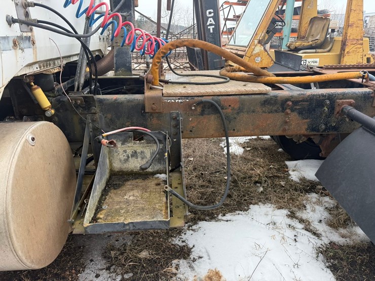 #1117-•-volvo-whitegmc-day-cab-truck-tractor-image-27