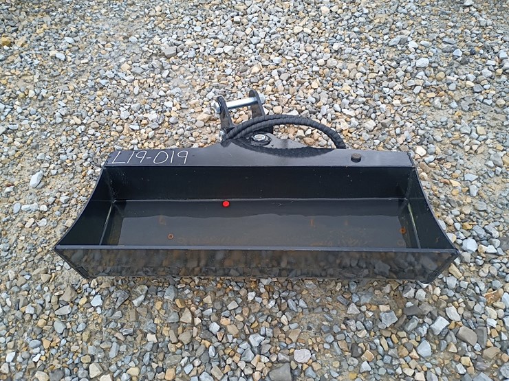 #l19-019-•-tpm-32"-bucket-mini-excavator-attachment-image-1