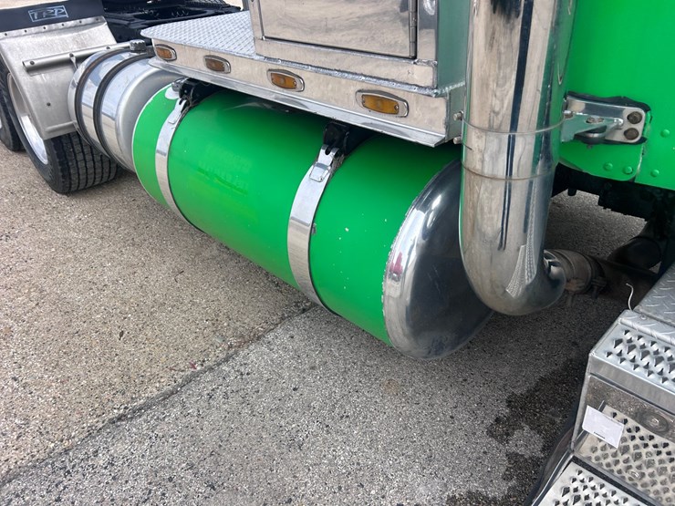 1999-peterbilt-379-image-24