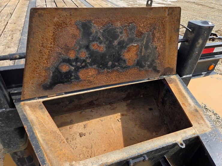 2013-massey-ferguson-8-image-11