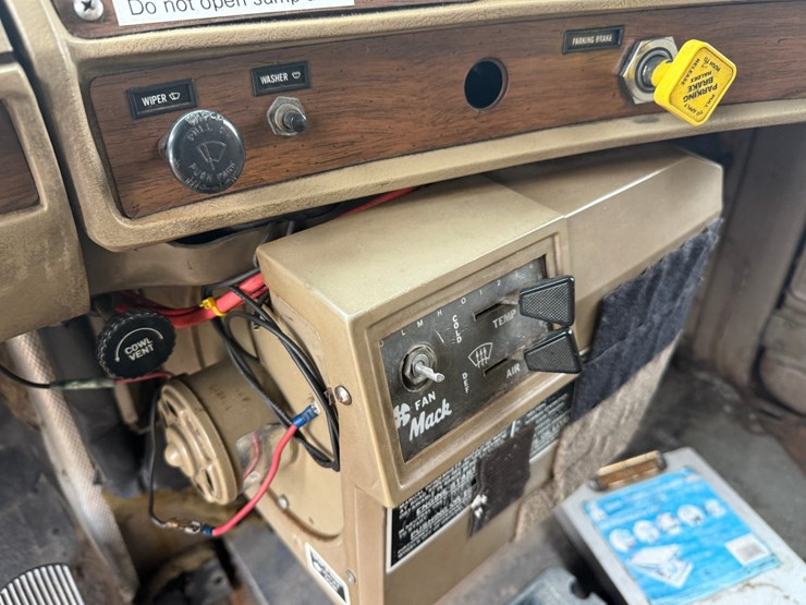 1984-mack-dm492s-image-54