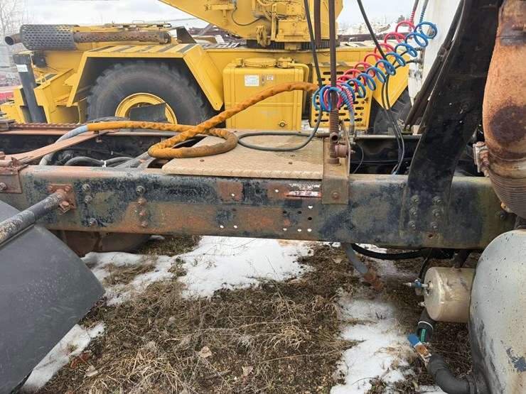 #1117-•-volvo-whitegmc-day-cab-truck-tractor-image-32