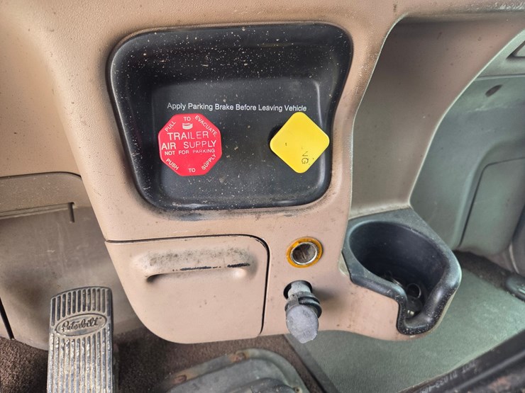 2007-peterbilt-579-image-65