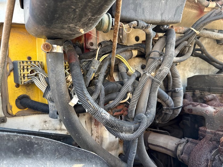 1998-freightliner-fl70-image-19