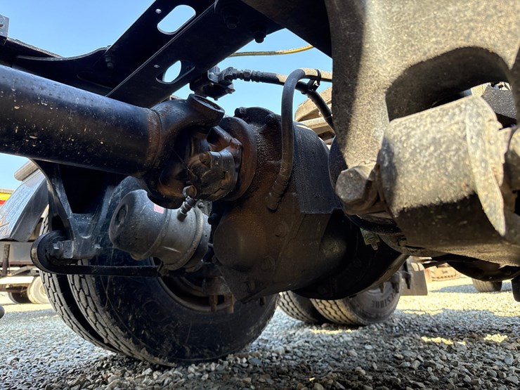 #2199-•-2020-international-a26-sleeper-cab-truck-tractor-image-36