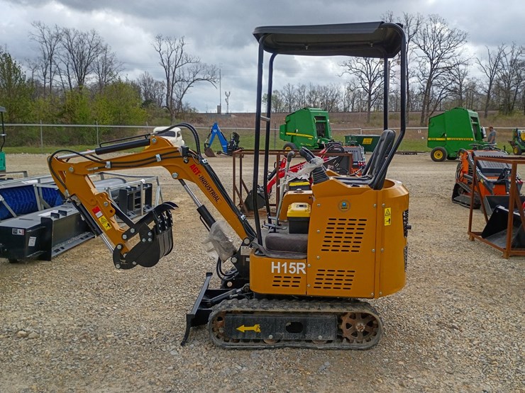 #23947-•-2025-agt-h15r-mini-excavator-image-1