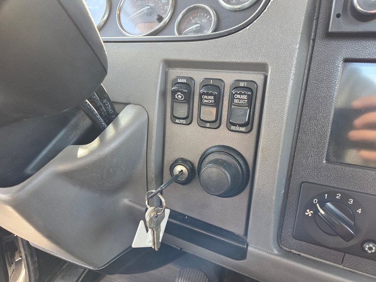 2013-peterbilt-337-image-51