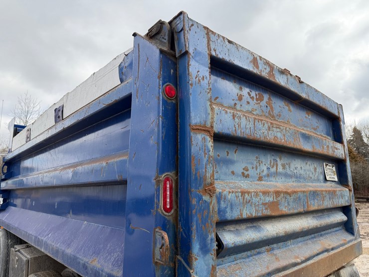 #1049-•-2005-mack-granite-tri-axle-dump-image-18