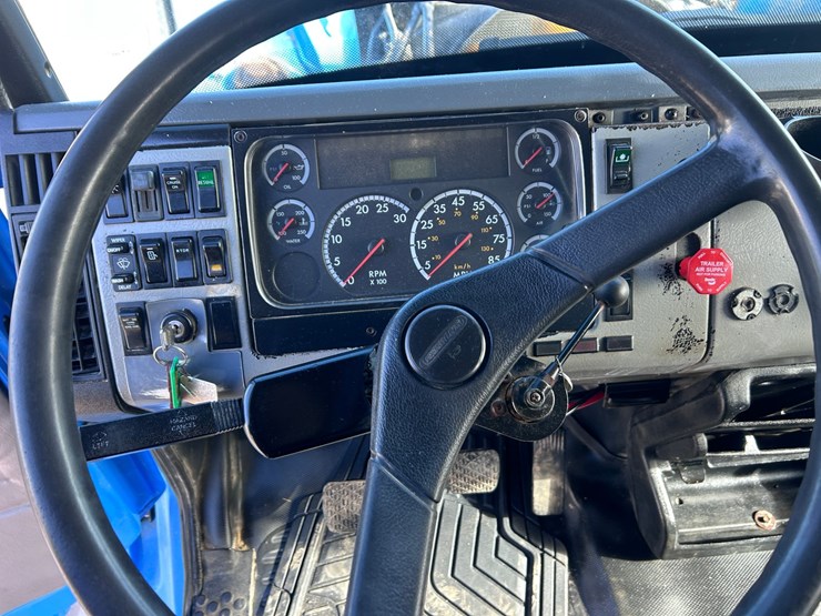 #1680-•-2003-freightliner-day-cab-truck-tractor-image-56
