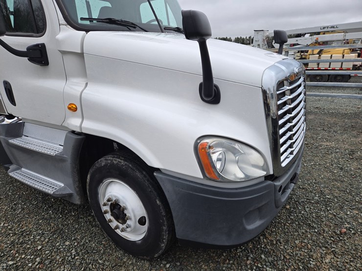 2016-freightliner-cascadia-125-image-11