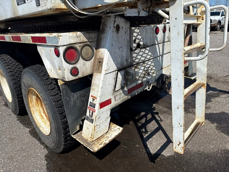 2002-freightliner-fl80-image-29