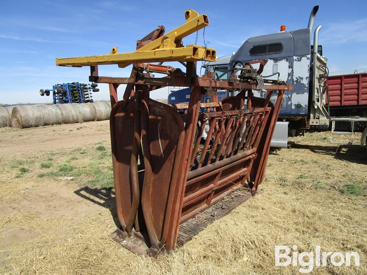 hydraulic-squeeze-chute-image-1