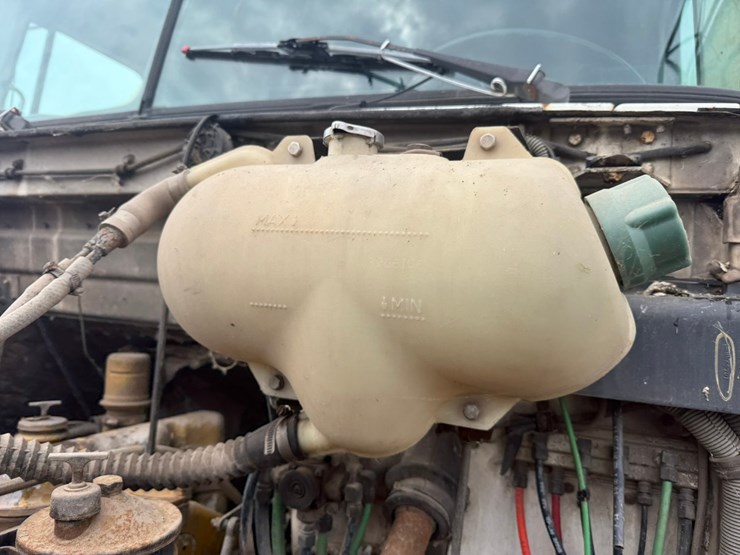 #1117-•-volvo-whitegmc-day-cab-truck-tractor-image-15