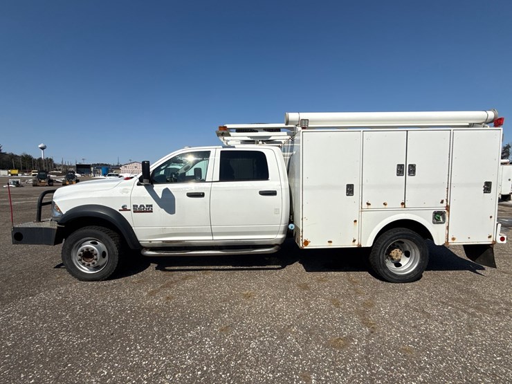 #1060-•-2015-ram-5500-heavy-duty-service-truck-image-2